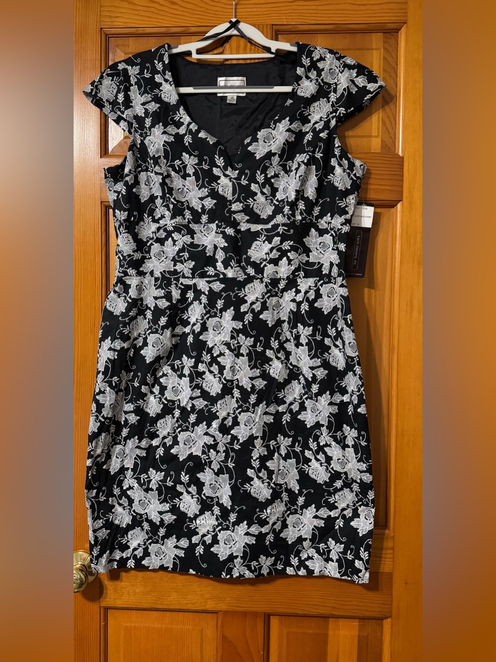 Karin Stevens Black and White Floral Lace-Effect Midi Dress